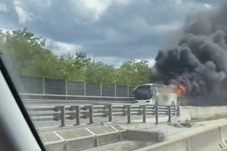 Óriási füsttel égett egy busz az M0-s autóúton Törökbálintnál