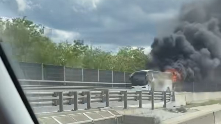 Óriási füsttel égett egy busz az M0-s autóúton Törökbálintnál