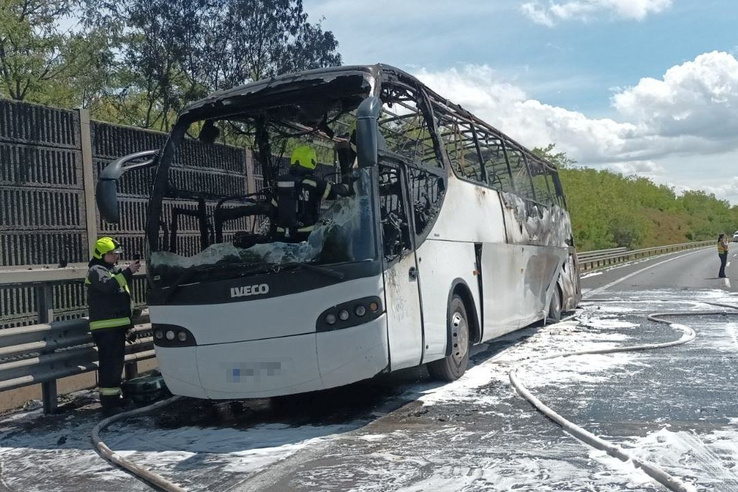 Felfaltak a lángok egy buszt az M0-son – videón a tűz