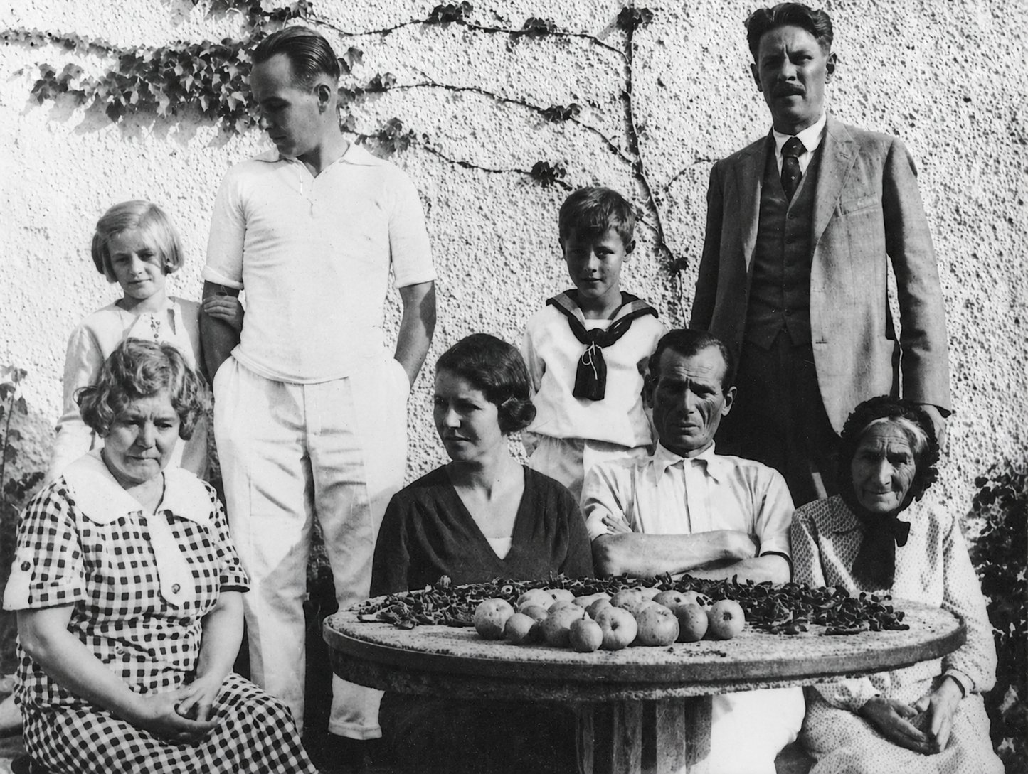 A bal szélen ül Juliska, karba tett kézzel pedig Egry József.