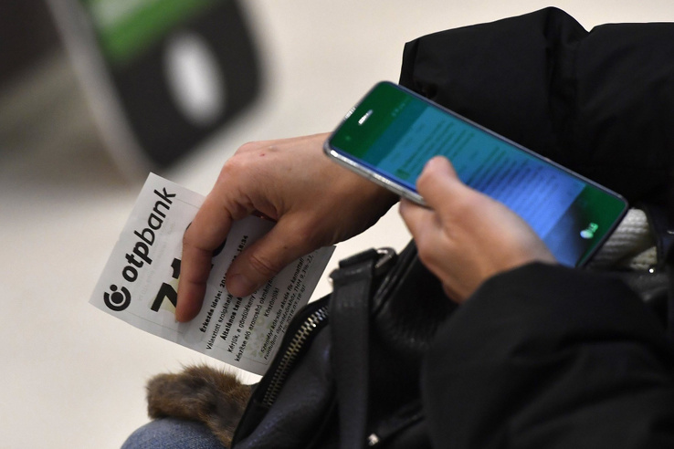 OTP: Négy év után megszűnt a vészhelyzet, itt az idő kivezetni az extraprofitadót
