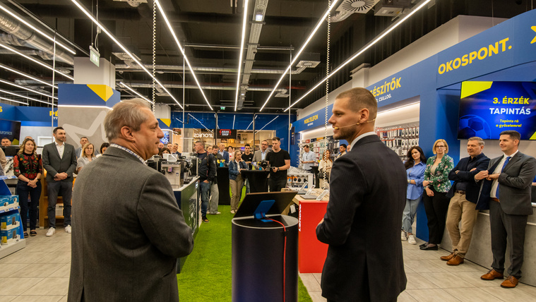 Hajdú B. István (balra) házigazda és Fazekas Bálint (jobbra), az Euronics ügyvezetője