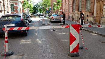 Vízmosás miatt beszakadt az aszfalt egy józsefvárosi utcában