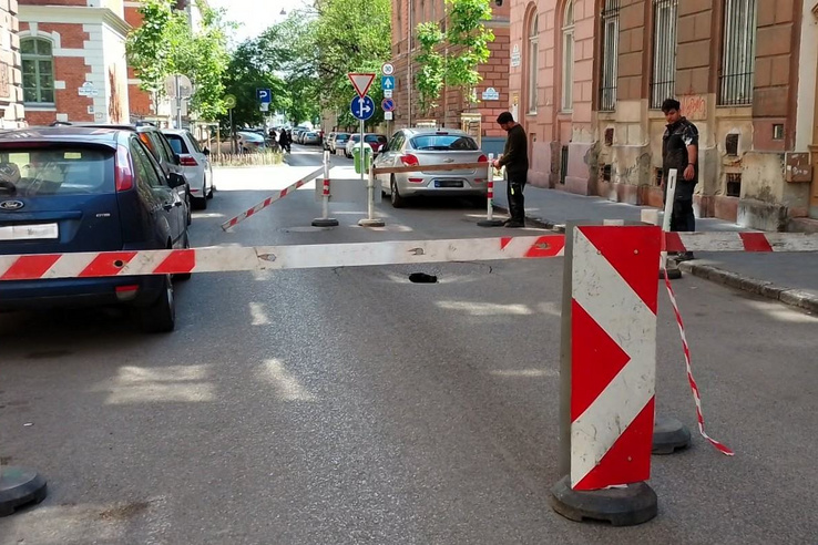 Vízmosás miatt beszakadt az aszfalt egy józsefvárosi utcában