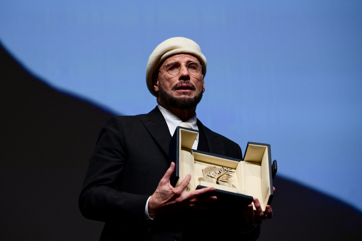 Olyan történt Cannes-ban John Travoltával, hogy elsírta magát a színpadon
