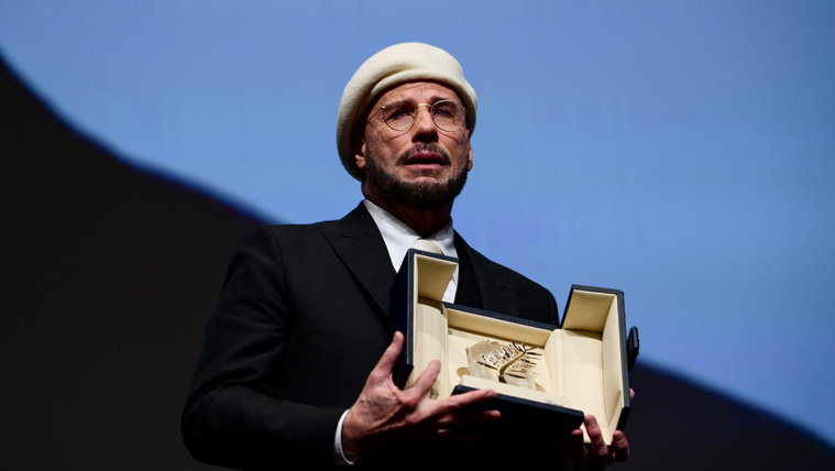 Olyan történt Cannes-ban John Travoltával, hogy elsírta magát a színpadon