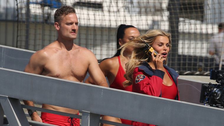 Itt vannak az első képek a Baywatch forgatásáról, előkerült az ikonikus piros fürdőruha