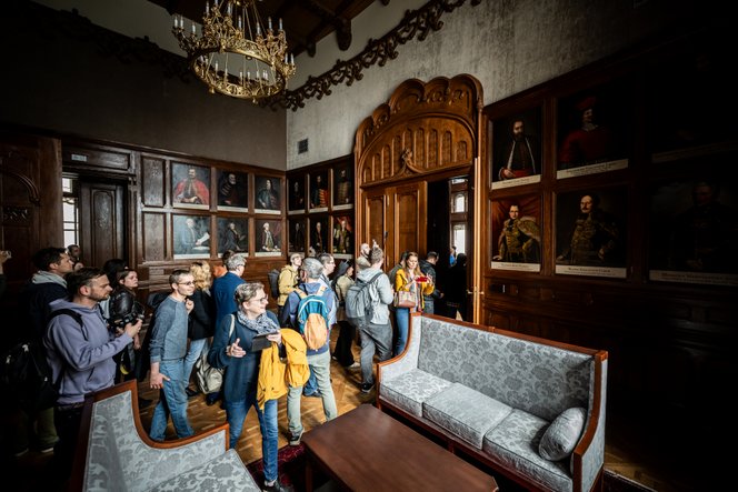 Szobrok, festmények és az ottfelejtett Havasi Bertalan: ilyen volt Magyar Péter tárlatvezetése