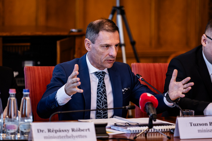 „Az lesz, Bence, hogy vége a Fidesznek” – kitört a balhé Tuzson Bence fórumán