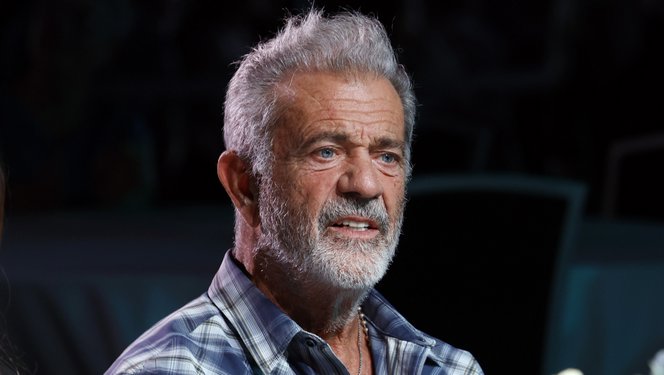 Alig egy hónappal azután, hogy elvesztette a barátnőjét, egy titokzatos nőt csókolt Mel Gibson