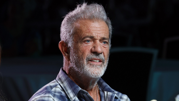 Alig egy hónappal azután, hogy elvesztette a barátnőjét, egy titokzatos nőt csókolt Mel Gibson