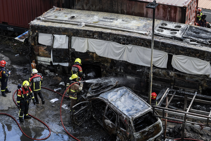 Tehervonat ütközött autóbusszal Bangkok központjában, többen meghaltak