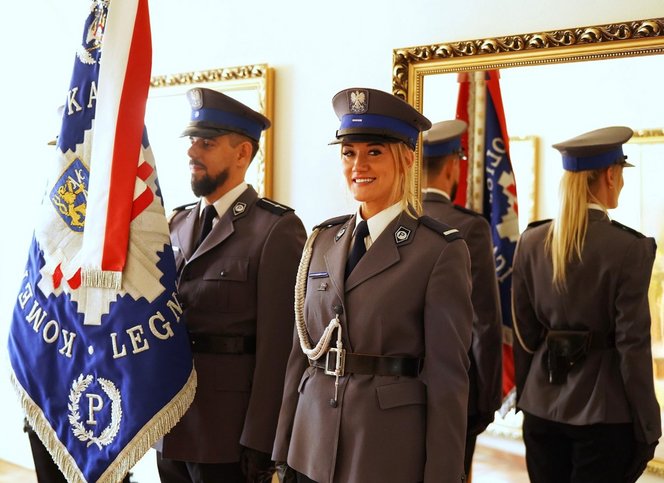 Összeesett a fürdőszobában a fiatal rendőrnő, 9 éves fia lélekjelenléte mentette meg az életét