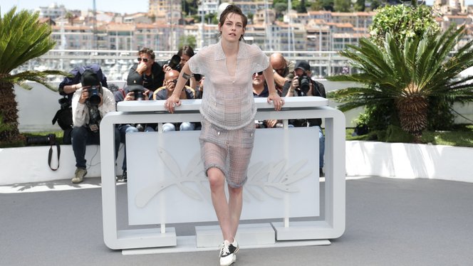 Felperzselte a netet Kristen Stewart, merész meztelenruhában jelent meg a cannes-i filmfesztiválon