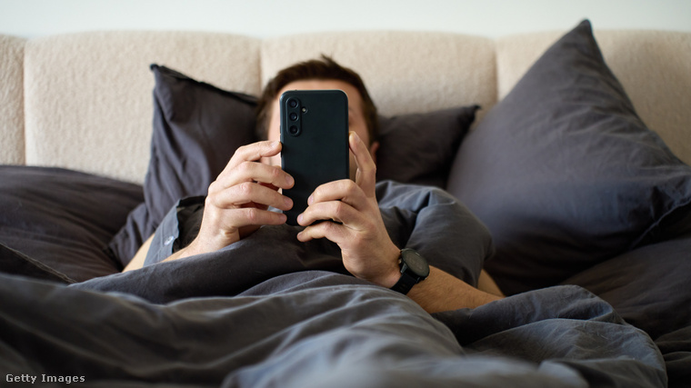 Veszélyes lehet, ha valaki reggelente rögtön a telefonját kezdi el nyomkodni 50 év felett. (lllusztráció: Getty Images)