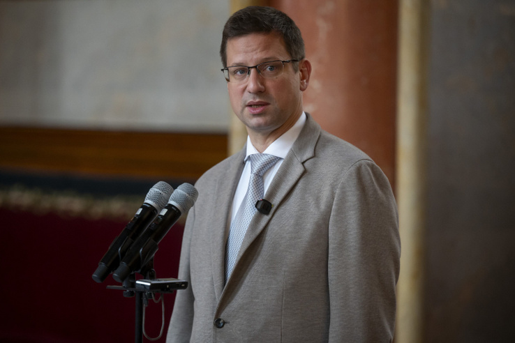 Durvul a konfliktus: Gulyás Gergely szerint Magyar Péter rátenné a kezét a bíróságokra