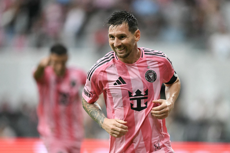 Sarokkal adott gólpassz, szédítő cselsorozat építi tovább Lionel Messi szobrát