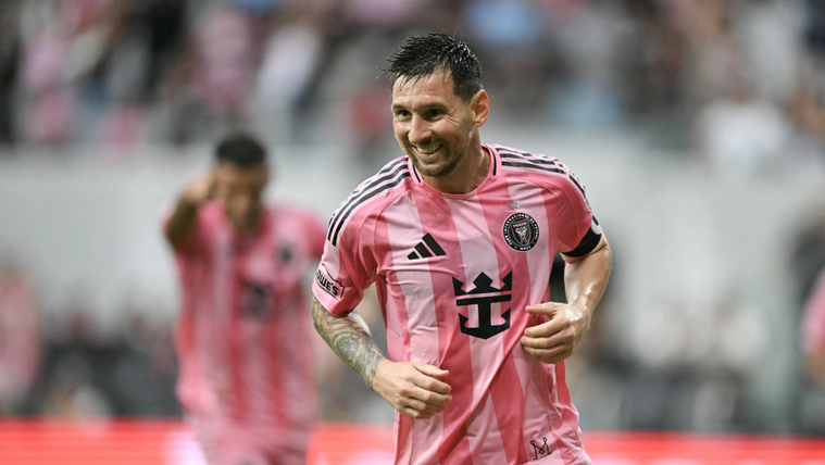 Sarokkal adott gólpassz, szédítő cselsorozat építi tovább Lionel Messi szobrát