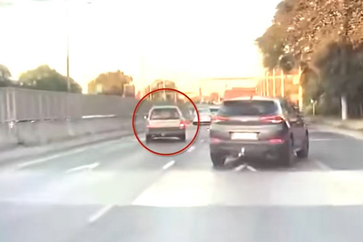 Nehezen értelmezhető viaskodásba kezdett egymással két autós az M3-ason