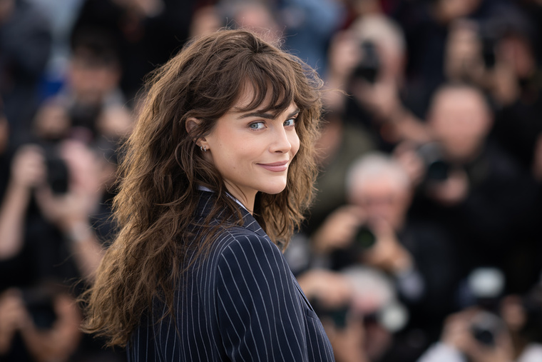 Cara DelevingneCara Delevingne 2022-ben döntött úgy, hogy abbahagyja az ivást, miután meglátott magáról néhány nem túl előnyös lesifotót.&nbsp;A modell és színésznő ezt követően terápiára járt, de elmondása szerint a meditáció és a jóga is segítségére volt abban, hogy teljesen józan tudjon maradni
