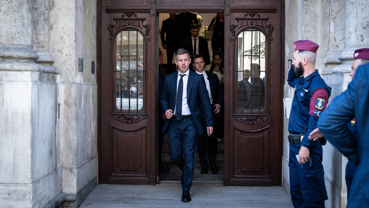 Egy országnyi számla landolt a&nbsp;Tisza-kormány asztalán
