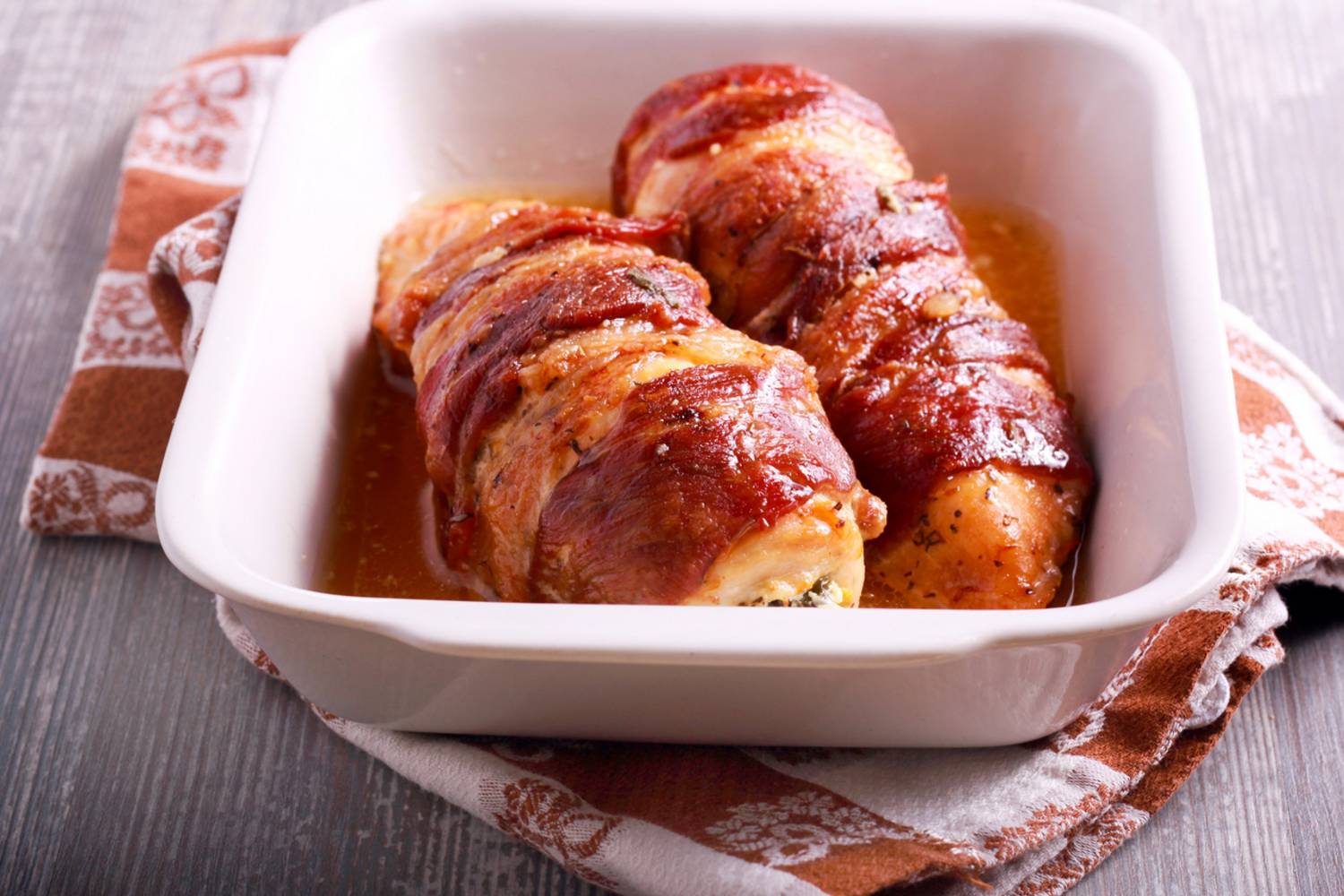 Ha baconbe tekered a spenóttal töltött csirkemellet, nem fog kiszáradni sütés közben.