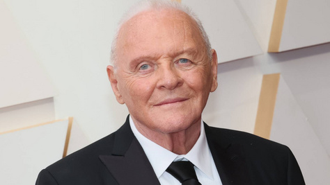 A 88 éves Anthony Hopkins felismerhetetlen: beesett arccal ősz szakállal látható