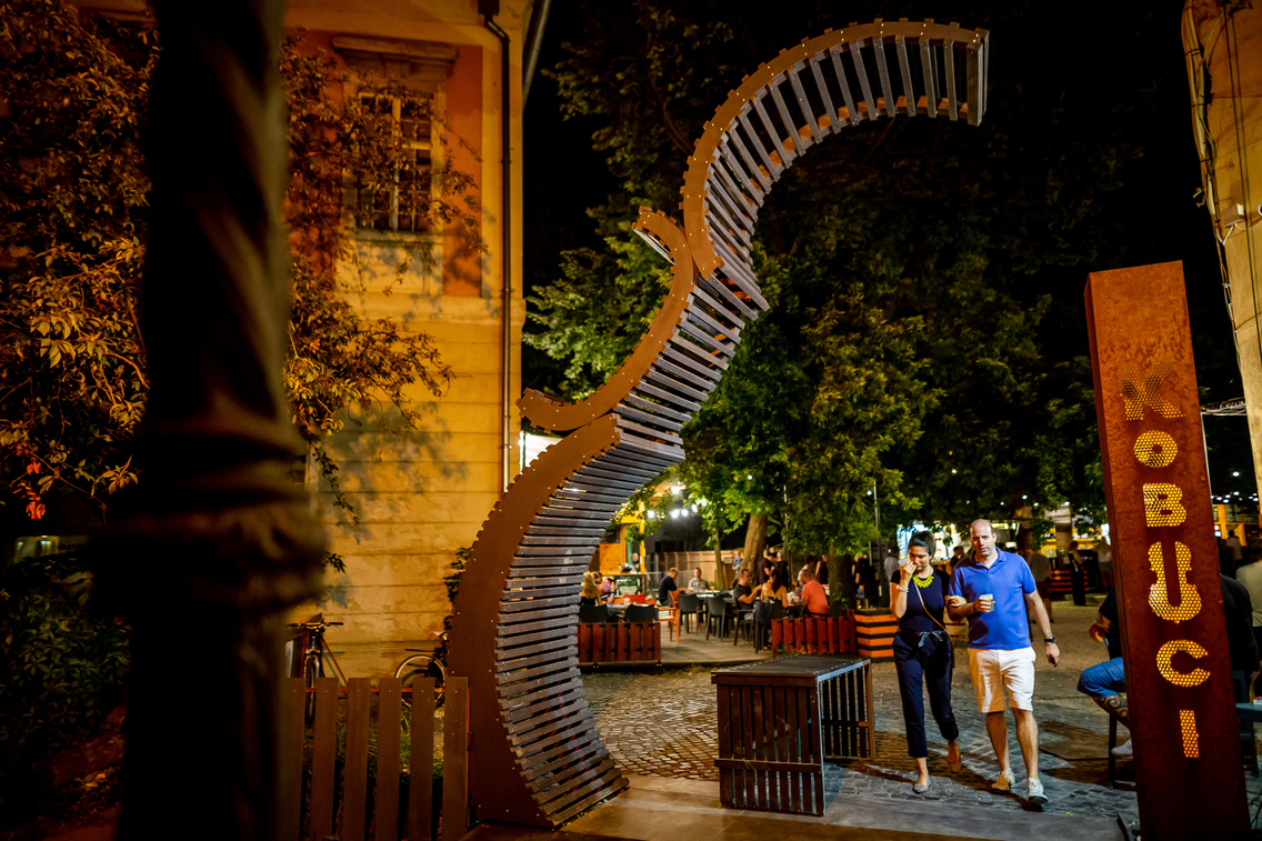 kiulos-helyek-kobuci-kert-este-mudra-laszlo-2019-07-20-064