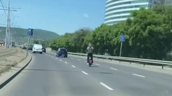 Elektromos egykerekűvel, 70-el hajtott egy férfi az Árpád hídon