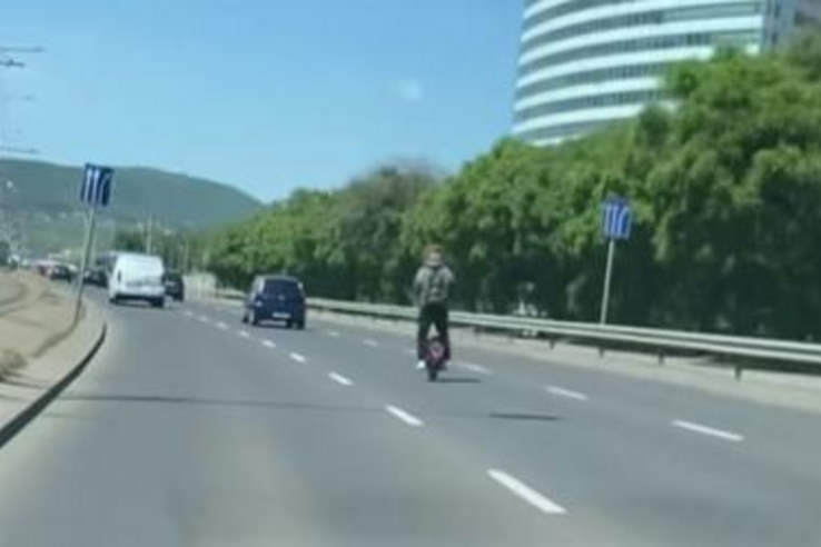 Elektromos egykerekűvel, 70-el hajtott egy férfi az Árpád hídon