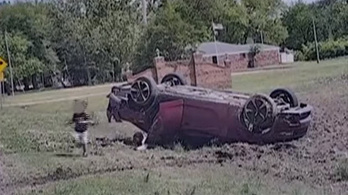 Anyuka tetőre rakta a Chargert, a 3 éves gyereke egyedül mászott ki belőle