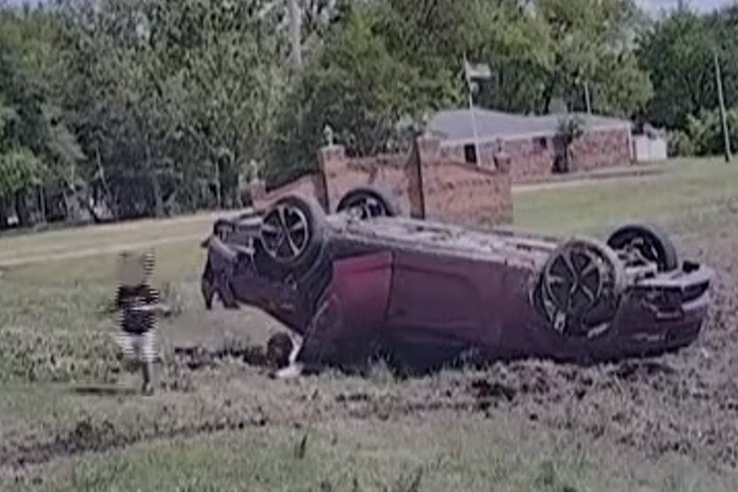 Anyuka tetőre rakta a Chargert, a 3 éves gyereke egyedül mászott ki belőle