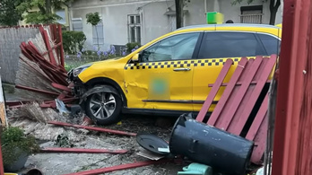 Családi házba csapódott egy taxi Budapesten