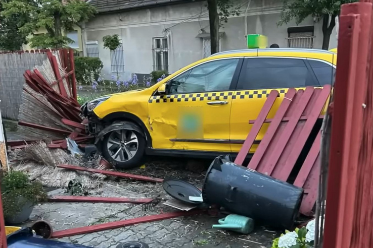 Családi házba csapódott egy taxi Budapesten