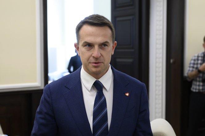 A lengyel kormányszóvivő Orbán Viktor érkezését jelentette be Magyar Péter helyett