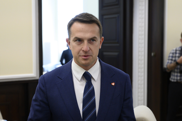 A lengyel kormányszóvivő Orbán Viktor érkezését jelentette be Magyar Péter helyett