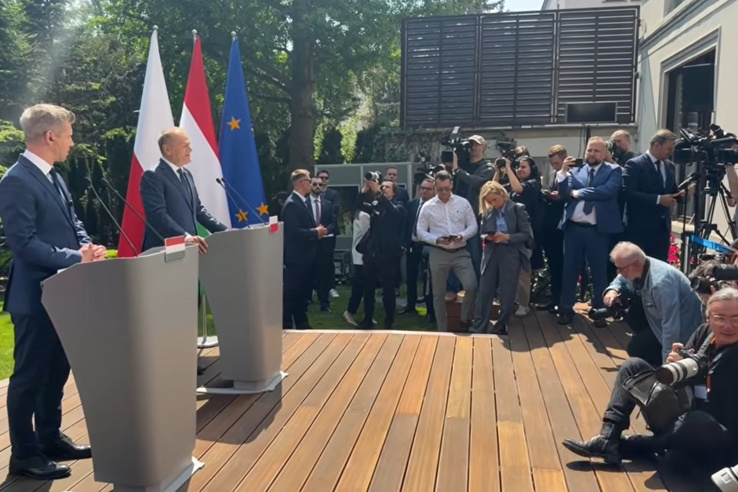 Magyar Péter és Donald Tusk közös sajtótájékoztatón számol be a találkozójük eredményéről