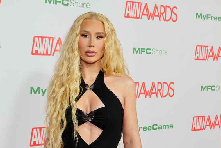 Iggy AzaleaIggy Azalea drámaian másképp nézett ki, amikor új orrával és melleivel megjelent a Billboard Music Awards-on 2014 májusában, és plasztikai sebésze készségesen elárulta a részleteket.„Nagyon kicsi és távol ülő mellei voltak, ezért közelebb akartam hozni őket egymáshoz és hangsúlyosabb dekoltázst akartam kialakítani, de nem túl nagyot, hogy ne legyen feltűnő” - mondta Dr