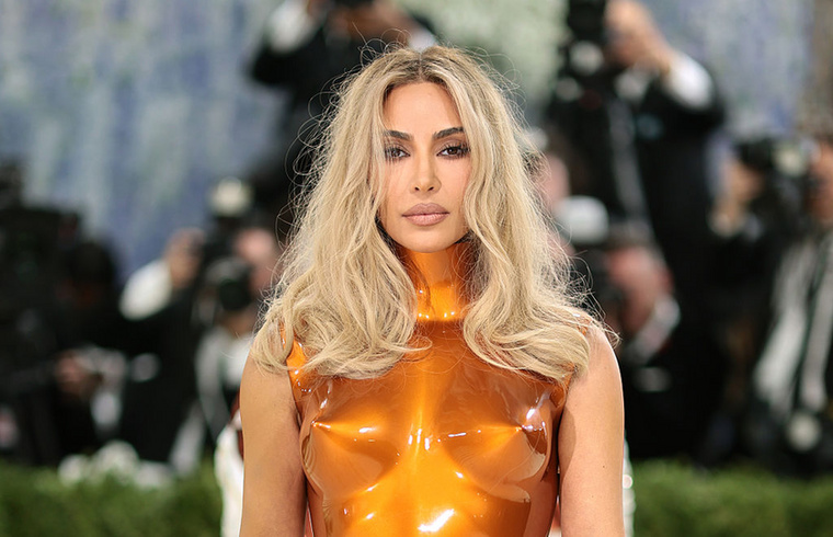 Kim KardashianUgyan a valóságshow szereplő maga azt állítja, hogy csupán botoxoltatott, a szakértők ezzel egyáltalán nem értenek egyet