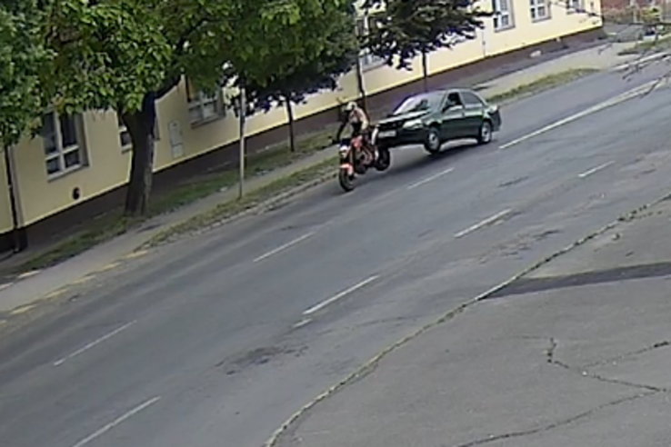 Egy motorosra ráfutva ugratott egy autós, majd szó nélkül elhajtott