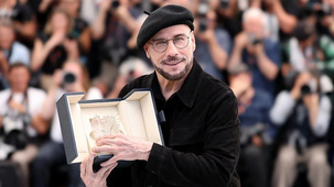 John Travolta elárulta, miért viselte Cannes-ban a hírhedté vált svájcisapkát