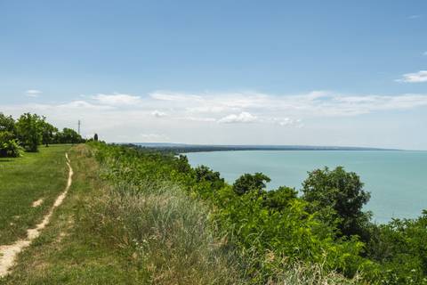 Döntés: nem épülhetnek meg a balatonaligai magaspartra tervezett társasházak