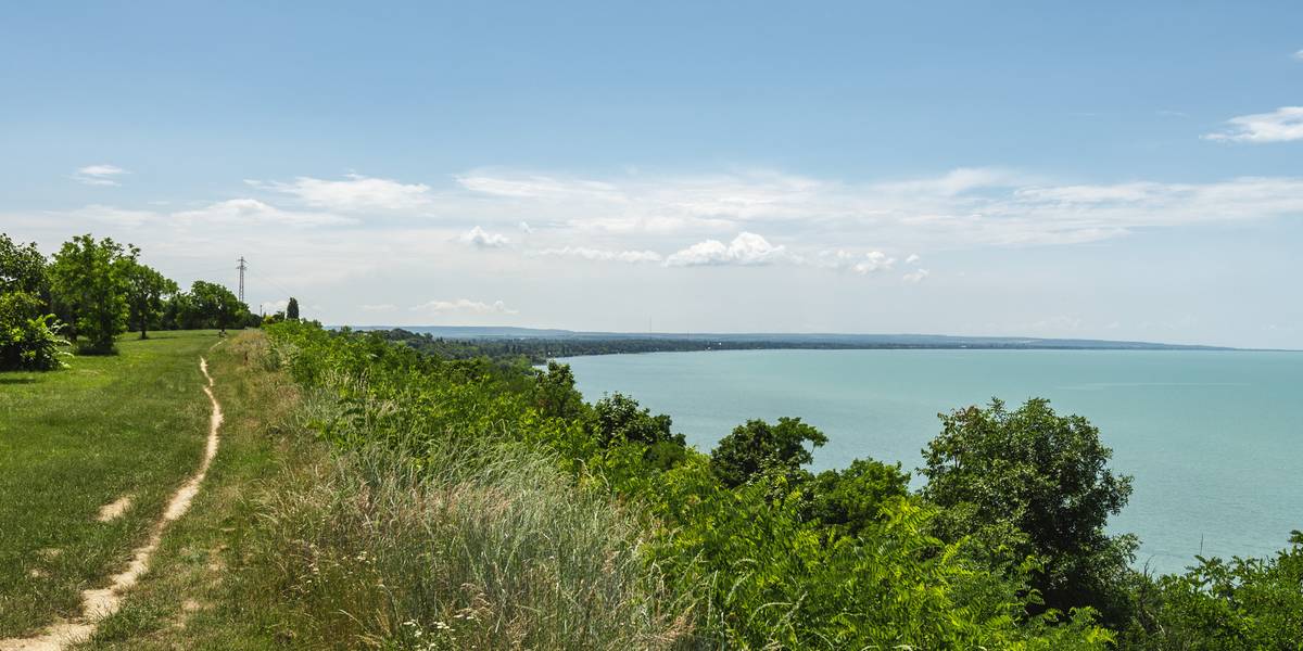 Döntés: nem épülhetnek meg a balatonaligai magaspartra tervezett társasházak