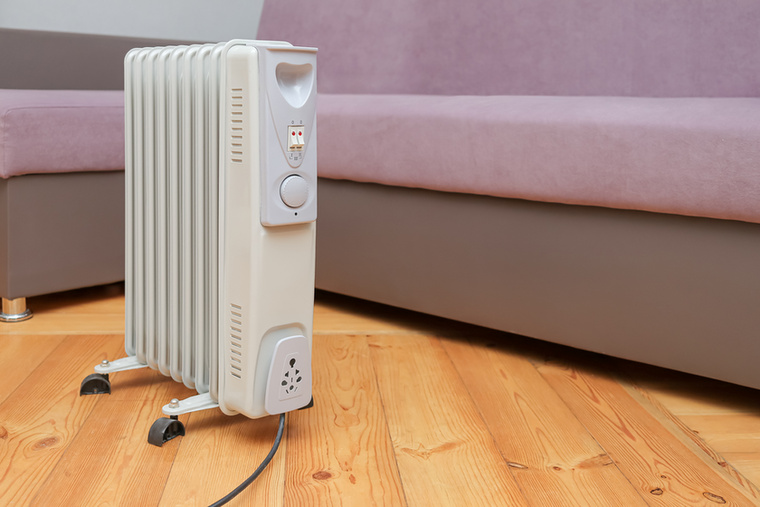Hősugárzók és elektronikus fűtőtestekAz elektromos fűtőberendezések nagy energiafogyasztásuk miatt könnyen túlterhelhetik az elosztót, főleg ha más készülékek is csatlakoznak hozzá
