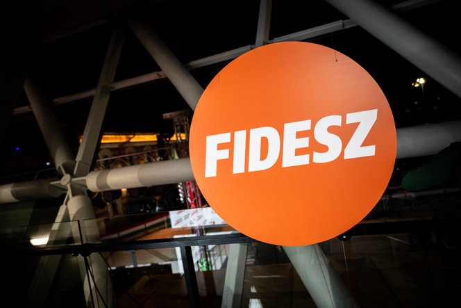Üzent a Fidesz-frakció a Tisza Pártnak: Kevesebb Facebook, jobb kormányzás