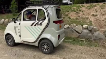Kipróbálták, hogy hány kötegelővel lehet megállítani egy elektromos mopedautót
