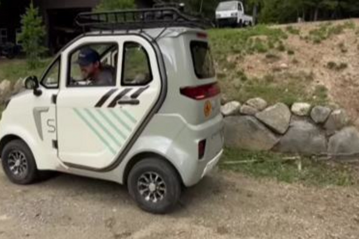 Kipróbálták, hogy hány kötegelővel lehet megállítani egy elektromos mopedautót