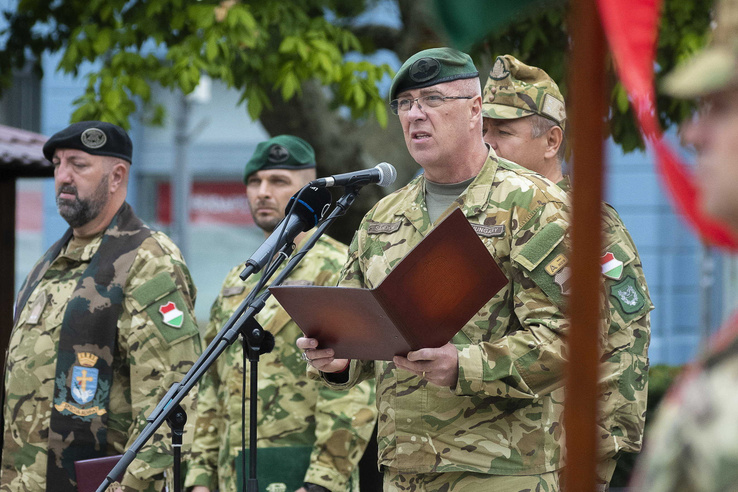 Az Orbán-kormány messzire száműzte a katonát, aki bevetésre készen tért haza