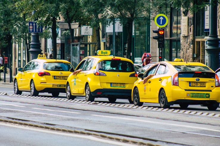 Itt a javaslat a taxis tarifák emelésére, jelentős drágulás jöhet