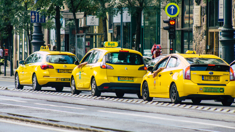 Itt a javaslat a taxistarifák emelésére, jelentős drágulás jöhet